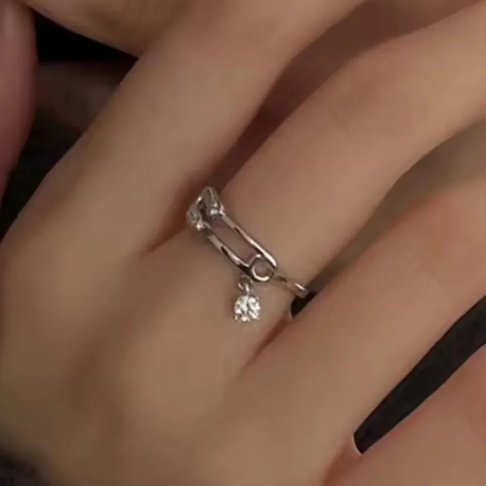 The dangle pin ring in 925 silver